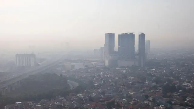 Pemandangan udara Bekasi, 22 kilometer dari pusat Jakarta, diselimuti kabut polusi udara pada 9 Mei 2025