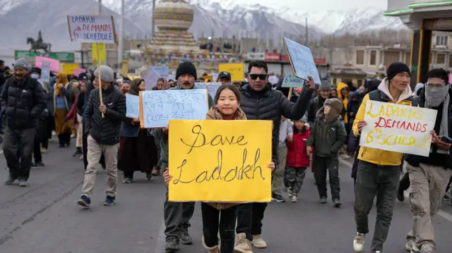 लेहमध्ये 3 फेब्रुवारीला निदर्शनं करणारे नागरीक 