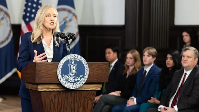 La gobernadora de Virginia al momento de dar su respuesta al discurso de Trump.