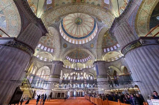 Sultanahmet Camii'nin içinden görüntü. 