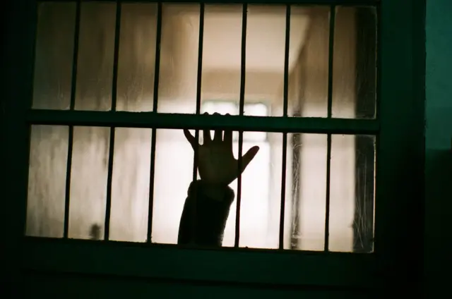 காவல்துறை அதிகாரி அடித்து வாக்குமூலம் பெற்றால், பாரதிய நியாய சன்ஹிதா பிரிவு 73-ன்படி குற்றம் செய்த அதிகாரிக்கு 7 ஆண்டுகள் சிறை தண்டனையும் அபராதமும் விதிக்கப்படும்