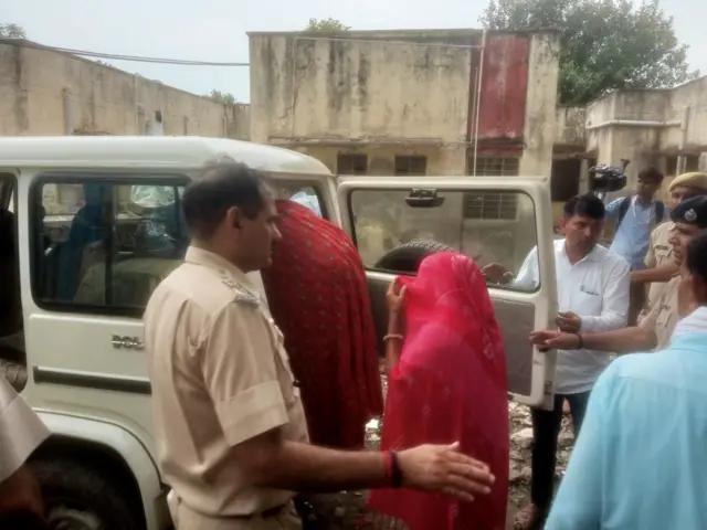युवती को पुलिस गांव ले जाती हुई.