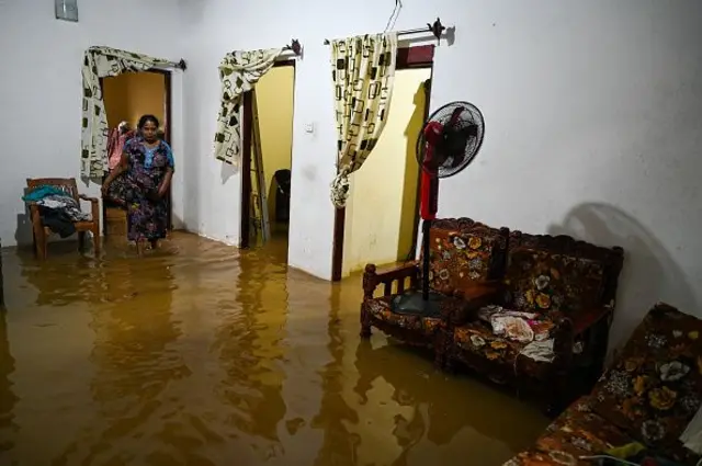 ගංවතුර තත්ත්වයන් සම්බන්ධව නිකුත් කරන නිවේදන ගැන ඇතැම් පුද්ගලයින් නොසලකා හැරීම බලවත් වැරැද්දක් බව ආපදා කළමනාකරණ මධ්‍යස්ථානයේ අධ්‍යක්ෂක ප්‍රදීප් කොඩිප්පිලි කියා සිටියේය.