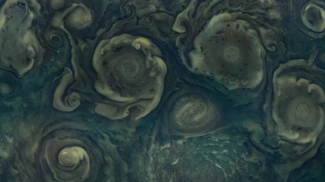 พายุหมุนบนดาวพฤหัสบดีมักปรากฏอยู่แถบขั้วเหนือและใต้มากกว่าแถบเส้นศูนย์สูตร