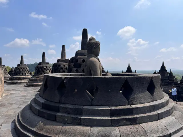 Ancaman terhadap fisik dan struktur candi juga datang akibat perubahan suhu, paparan zat kimia, dan pengaruh biotik.