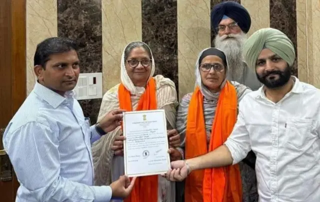 अमृतपाल सिंह की मां बलविंदर कौर और परमजीत कौर खालरा ने जीत का प्रमाण पत्र प्राप्त किया