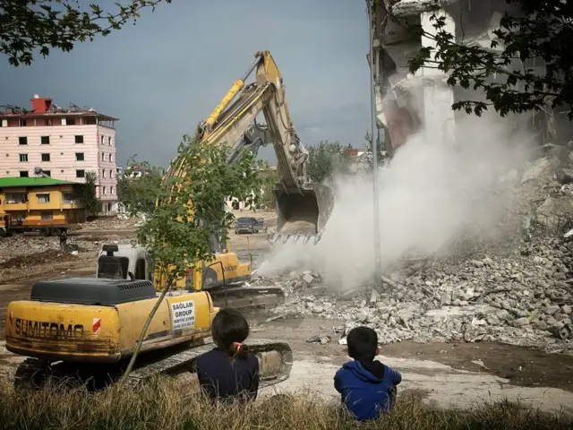 maraş enkaz çocuklar izlerken