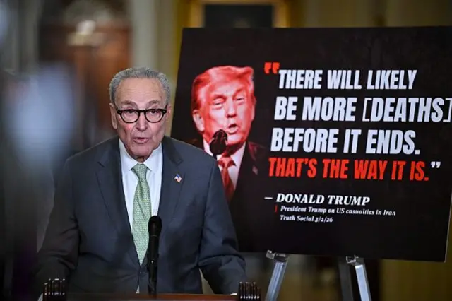 Фраза президента Трампа про те, що варто очікувати більше смертей, поки оператція проти Ірану триватиме, вже опинилася на плакатах, які використовує опозиція в США. На фото - лідер демократичної меншості в Сенаті Чак Шумер