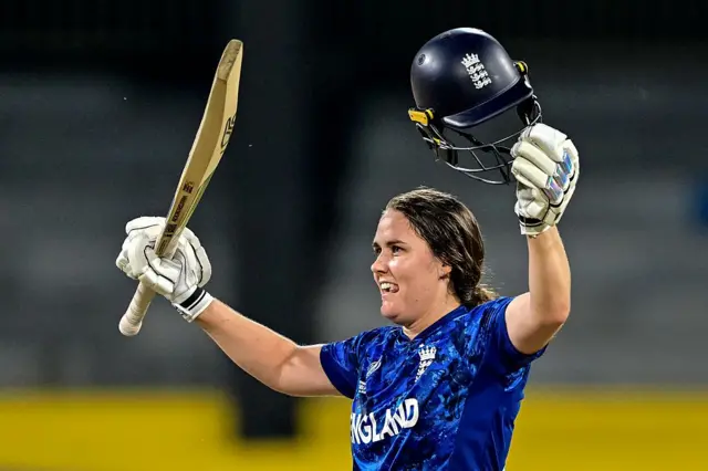 කණ්ඩායමේ බර කරට ගත් නායක නැට් සිවර් බ්‍රන්ට් පන්දු 117කට ලකුණු 117ක් රැස් කළාය.