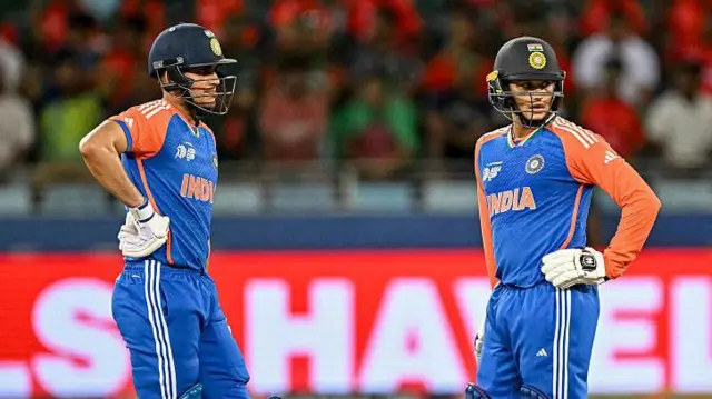 भारत के शुभमन गिल (बाएं) और अभिषेक शर्मा 24 सितंबर, 2025 को दुबई इंटरनेशनल स्टेडियम में बांग्लादेश और भारत के बीच एशिया कप 2025 सुपर फोर ट्वेंटी-20 अंतरराष्ट्रीय क्रिकेट मैच के दौरान मैदान पर खड़े हैं.