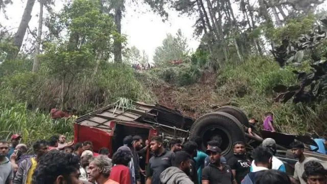 කතරගම සිට කුරුණෑගල දක්වා ධාවනය වූ ලංගම බස් රථය අද අලුයම 4.30ට පමණ නුවරඑලිය, ගම්පොළ ප්‍රධාන මාර්ගයේ කොත්මලේ රම්බොඩ ගැරඩි ඇල්ල ප්‍රදේශයේදි අඩි 100ක් පමණ ප්‍රපාතයට පෙරලීමෙන් මෙම අනතුර සිදුව තිබිණි.