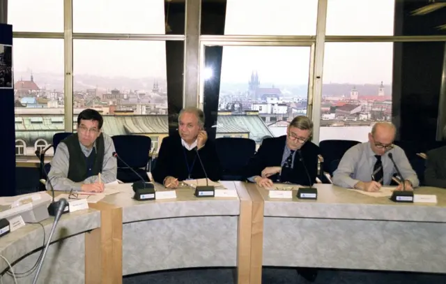 ایرج گرگین (نفر دوم از سمت چپ) در جمع دیگر سردبیران رادیو اروپای آزاد / رادیو آزادی