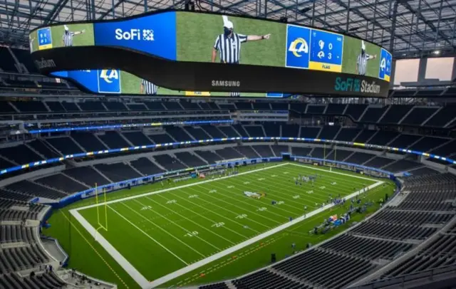 ورزشگاه سوفای شهر لس‌آنجلس با ظرفیت ۷۰ هزار نفر که قابلیت افزایش ظرفیت تا بیش از ۱۰۰ هزار نفر را هم دارد