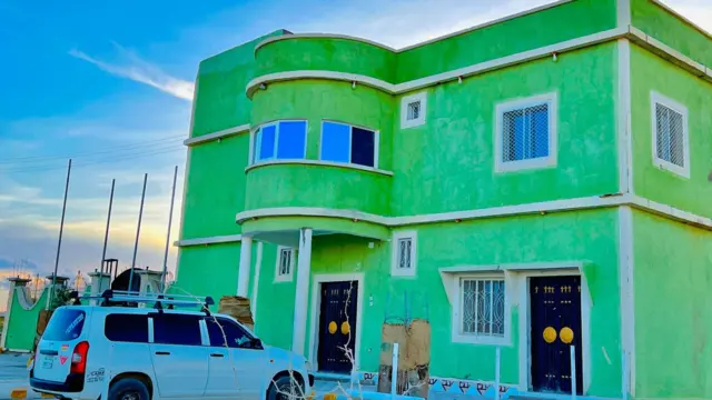 Labada fanaan ayaa lagu arkay Laasqoray Hotel oo ku yaalla Badhan, ayagoo gashan lebiska milateriga, sitana qoryaha darandooriga u dhaca