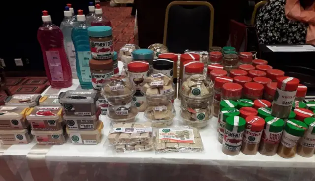 Produits exposés par Djam'Services de Mme Djamila Issa Garba.