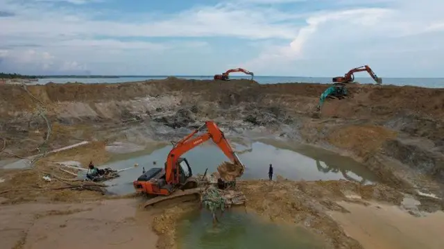 Penambangan timah di Kepulauan Bangka Belitung. 