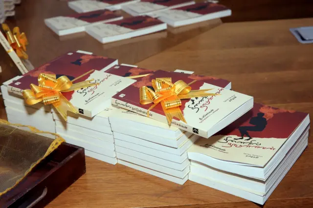 මම මීට කලින් ලියපු පොත් තියෙනවා සිංහලට පරිවර්තනය කරපු. ඒවා ලංකාවේ විකුණන්න අවසර තියෙනවා.