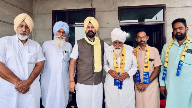 ਡਿੰਪੀ ਢਿੱਲੋਂ ਆਪਣੇ ਵਿਰੋਧੀਆਂ ਵੱਲੋਂ ਹਲਕੇ ਬਦਲਣ ਕਰਕੇ ਵੀ ਉਨ੍ਹਾਂ ਦੀ ਆਲੋਚਨਾ ਕਰਦੇ ਹਨ