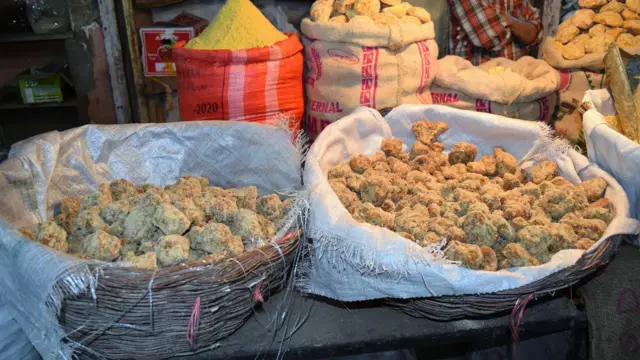 පැණි රසකාරකයක් සහ ඖෂධීය ආහාරයක් ලෙස භාවිත කරන හකුරු දකුණු ආසියාව පුරා සිටින ජනයා ප්‍රිය කරන ආහාරයකි