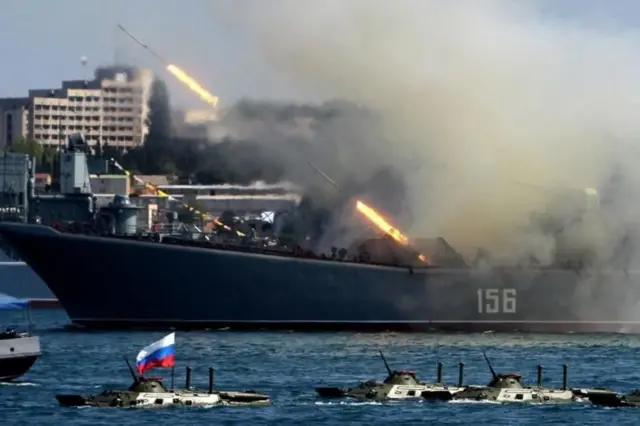 Navio faz disparo no Mar Negro