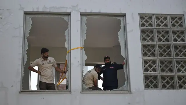 cristales rotos en el hospital de pakistán afectado por el incendio