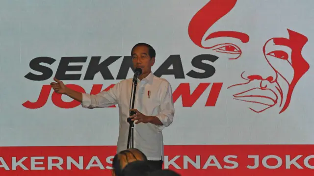 Presiden Joko Widodo menyampaikan sambutan saat pembukaan Rapat Kerja Nsional (Rakernas) Sekretariat Nasional (Seknas) Jokowi di Kota Bogor, Jawa Barat, Sabtu (16/09).