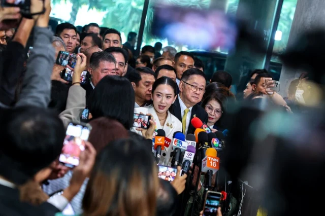 Thủ tướng Thái Lan Paetongtarn Shinawatra phát biểu giới truyền thông trước cuộc tranh luận bất tín nhiệm hôm 24/3 