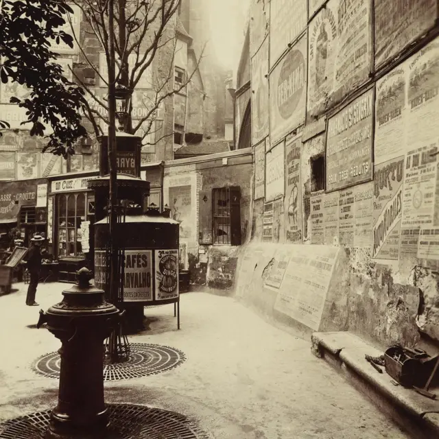 Fonte e mictório na esquina das ruas Saint-Jacques e Saint Severin em Paris em foto de 1898