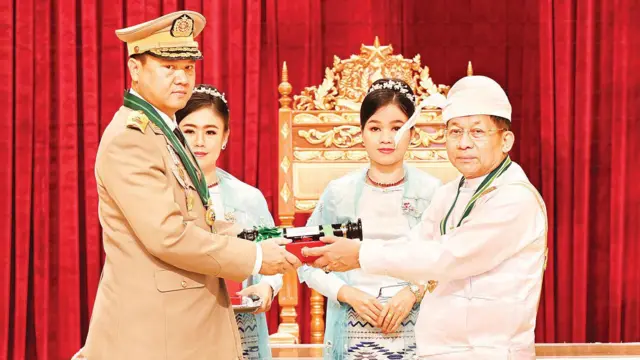 လွတ်လပ်ရေးနေ့မှာ စစ်ဘက်ဆိုင်ရာဂုဏ်ထူးဆောင်ဆုဖြစ်တဲ့ ဇေယျကျော်ထင်ဘွဲ့ ကို ဗိုလ်ချုပ်မှူးကြီးမင်းအောင်လှိုင်က ဗိုလ်ချုပ်မိုးမြင့်ဆွေကိုချီးမြှင့်