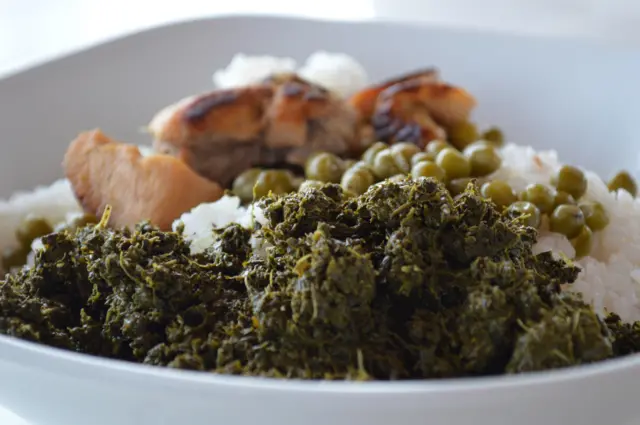 riz blanc avec feuilles de manioc, viande de porc, du poulet et des petits pois
