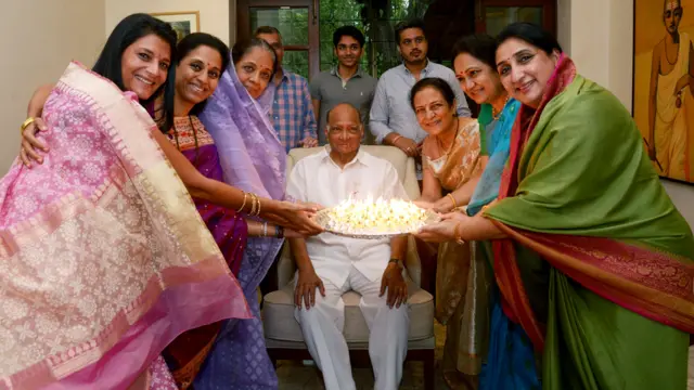 शरद पवार अपने 80वें जन्मदिन पर परिवार के अन्य सदस्यों के साथ