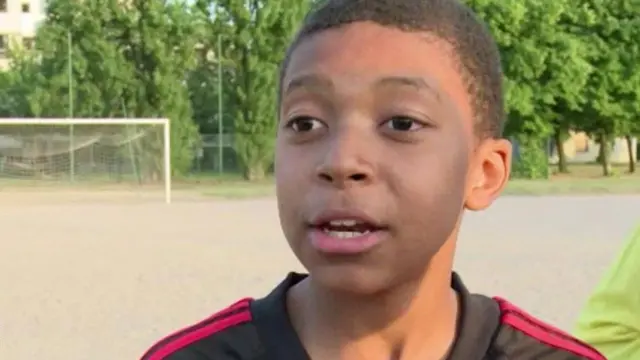 کیلیان امباپه ۱۲ ساله در ماه مه ۲۰۱۱ که هنگام تمرین برای آ‌اس بوندی با تلویزیون مصاحبه کرد