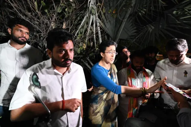 আম আদমি পার্টির নেত্রী মিজ.আতিশী মুখ্যমন্ত্রী আবাসের সামনে কথা বলছেন সংবাদ মাধ্যমের সঙ্গে