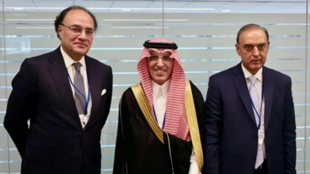 வாஷிங்டனில் பாகிஸ்தான் நிதி அமைச்சர் மற்றும் ஸ்டேட் வங்கி கவர்னர், சௌதி நிதி அமைச்சர் முகமது பின் அப்துல்லாவுடன்.