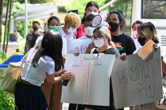 ม็อบต้านนายกฯ