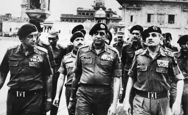 ਭਾਰਤੀ ਫ਼ੌਜ ਦੇ ਤਤਕਾਲੀ ਮੁਖੀ ਜਨਰਲ ਵੈਦਿਆ ਹਰਿਮੰਦਰ ਸਾਹਿਬ ਤੋਂ ਬਾਹਰ ਆਉਂਦੇ ਹੋਏ