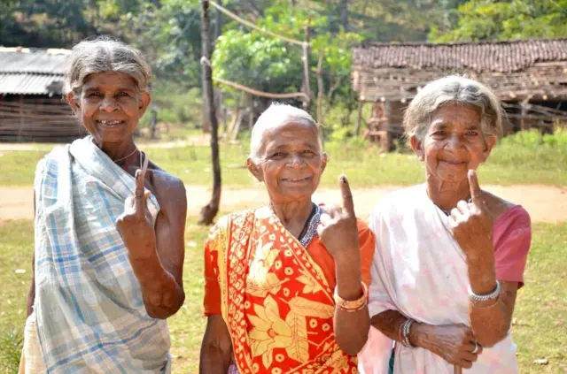 मतदान के बाद उंगली दिखातीं महिलाएं,