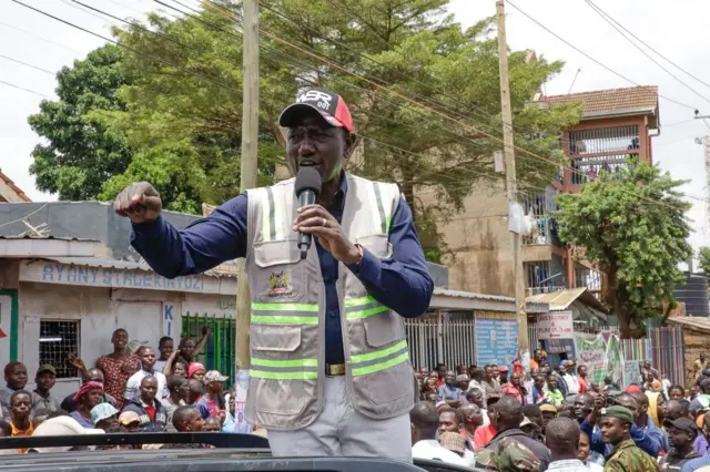 Le président du Kenya, Dr. William Ruto, prononce un discours à son arrivée dans le bidonville de Kibera, le 13 mars 2025 à Nairobi, Kenya. 