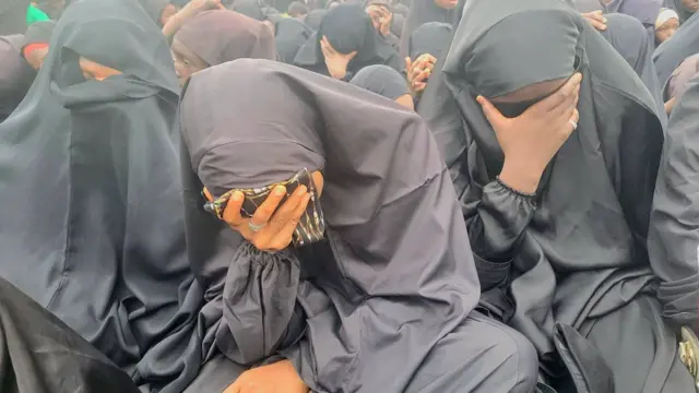Mabiya Shi'a na zaune suna jimama a ranar Ashura a Najeriya