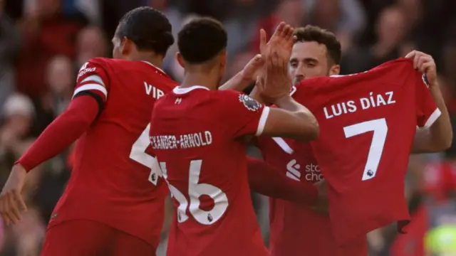 ديغو جوتا يرفع قميص دياز بعد تسجيل هدف لفريقه