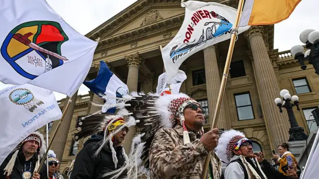 15 мая 2025 года в Эдмонтоне (провинция Альберта, Канада) сотни представителей коренных народов и их сторонников собрались у здания законодательного собрания Альберты, чтобы выразить протест против предложения о выходе Альберты из состава Канады.