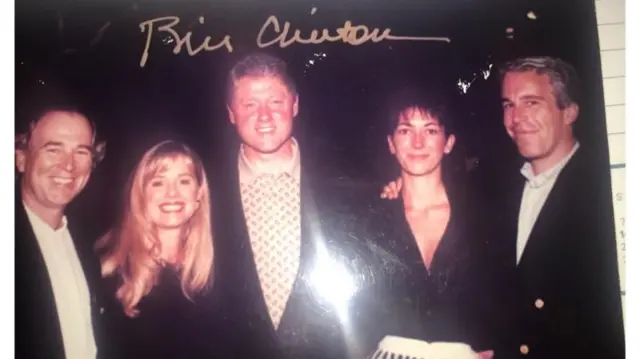 Bill Clinton junto a Ghislaine Maxwell y Jeffrey Epstein. Otras dos personas están a la izquierda de la imagen.