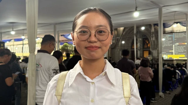 Alvina, umat Katolik yang menghadiri Misa Arwah untuk menghormati Paus Fransiskus di Gereja Katedral, Jakarta, pada Kamis (24/04)
