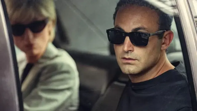 Елізабет Дебікі у ролі принцеси Діани та Халід Абдалла у ролі Доді Фаєда 