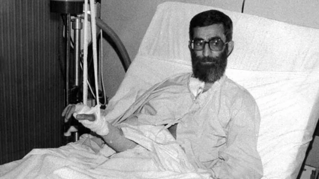 علی خامنه يي د روغتون کټ کې