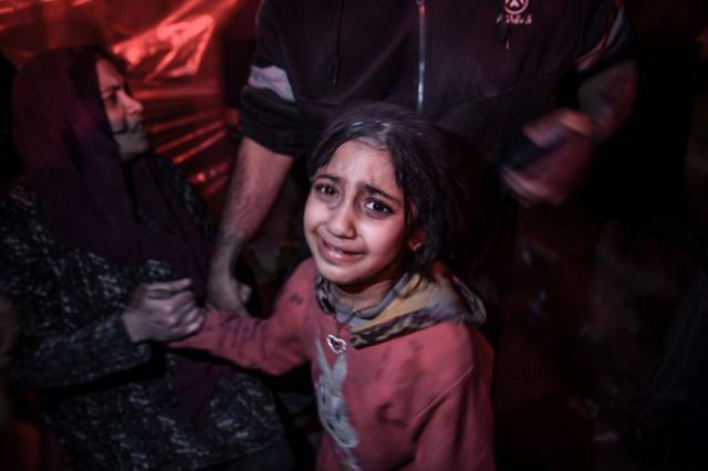 دختر فلسطینی پس از حمله هوایی اسرائیل به یک ساختمان مسکونی در رفح، نوار غزه جنوبی