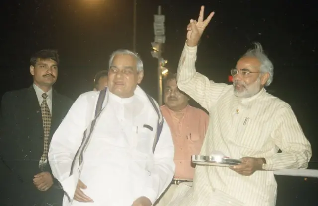 નરેન્દ્ર મોદી, ગુજરાત, અટલ બિહારી વાજપેયી, ગુજરાતનું રાજકારણ, રાજકારણ, બીબીસી ગુજરાતી