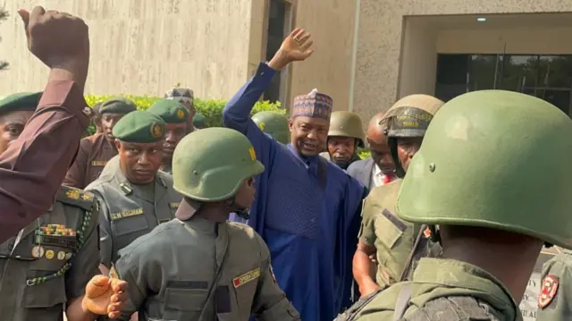 Abubakar Malami weliri aka ya elu dịka ọ na-ekele ndị nkwado bịara n'ụlọikpe