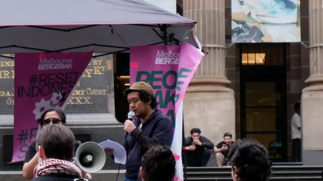 Michael Haryo Bagus Raditya saat berorasi di aksi Melbourne Bergerak.