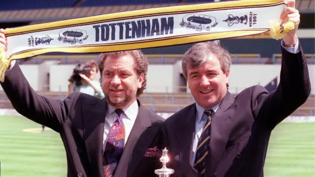 ونبلز همراه با آلن شوگر، رئیس باشگاه تاتنهام، در سال ۱۹۹۱